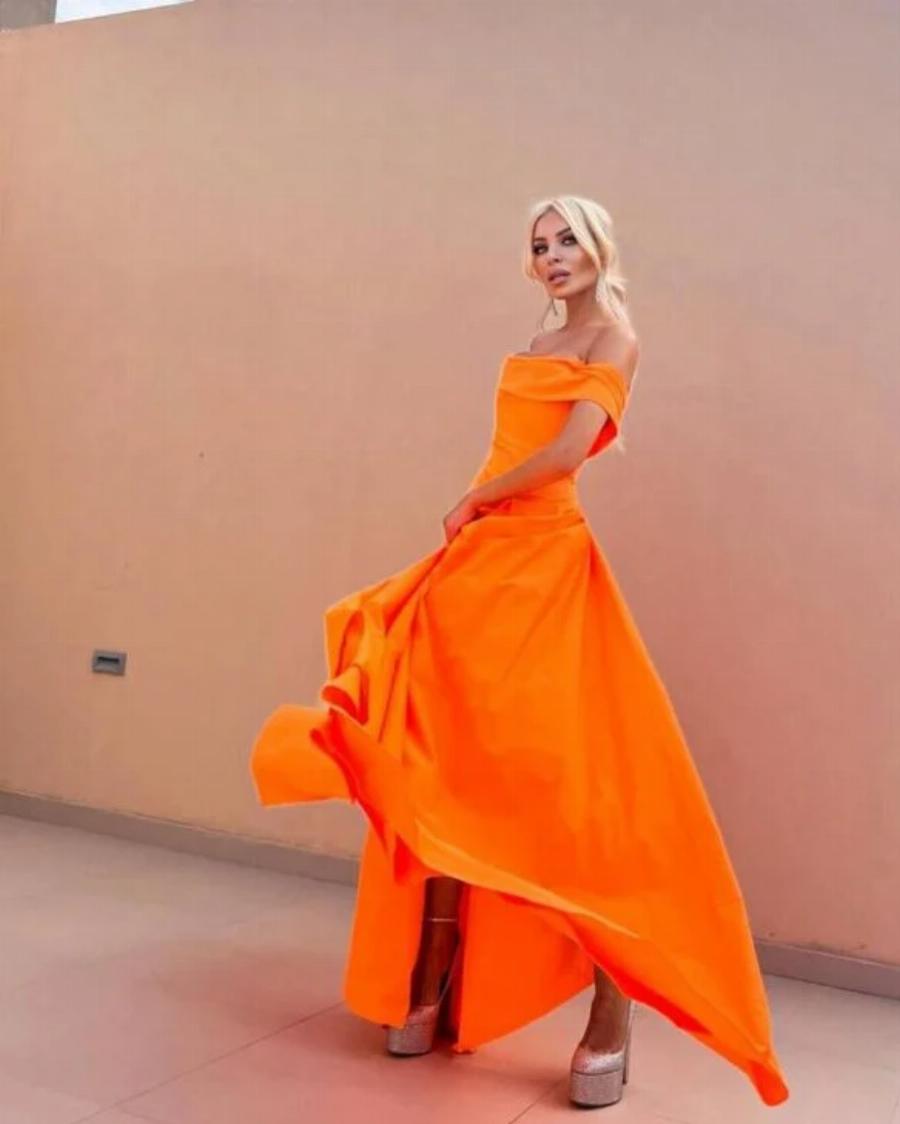 Όλα τα βλέμματα πάνω της στον γάμο: Η εμφάνιση της κουμπάρας Κατερίνας Καινούργιου που τους έκανε όλους να μιλάνε για αυτήν