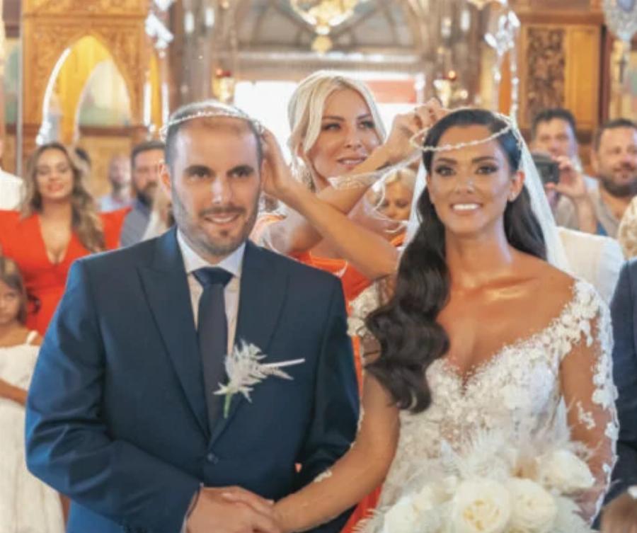 Όλα τα βλέμματα πάνω της στον γάμο: Η εμφάνιση της κουμπάρας Κατερίνας Καινούργιου που τους έκανε όλους να μιλάνε για αυτήν