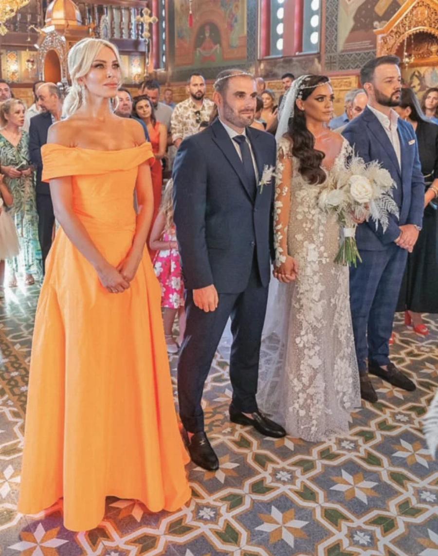 Όλα τα βλέμματα πάνω της στον γάμο: Η εμφάνιση της κουμπάρας Κατερίνας Καινούργιου που τους έκανε όλους να μιλάνε για αυτήν