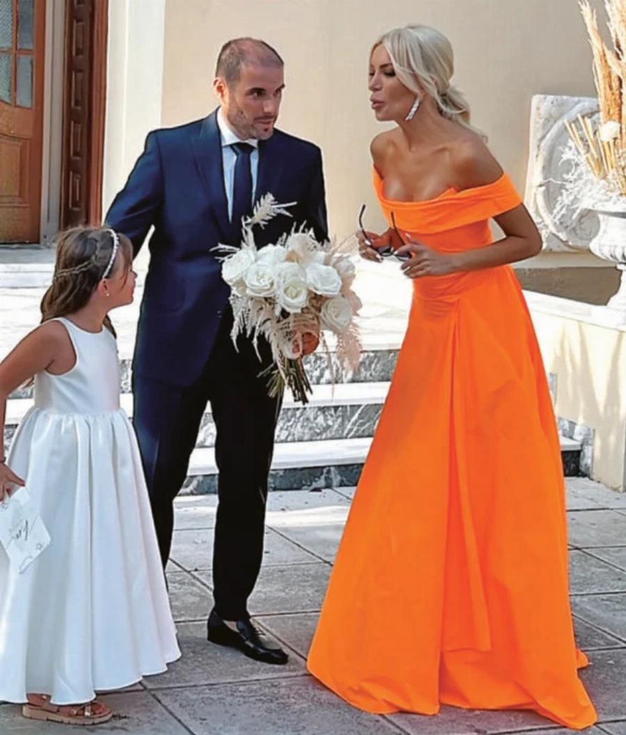 Όλα τα βλέμματα πάνω της στον γάμο: Η εμφάνιση της κουμπάρας Κατερίνας Καινούργιου που τους έκανε όλους να μιλάνε για αυτήν