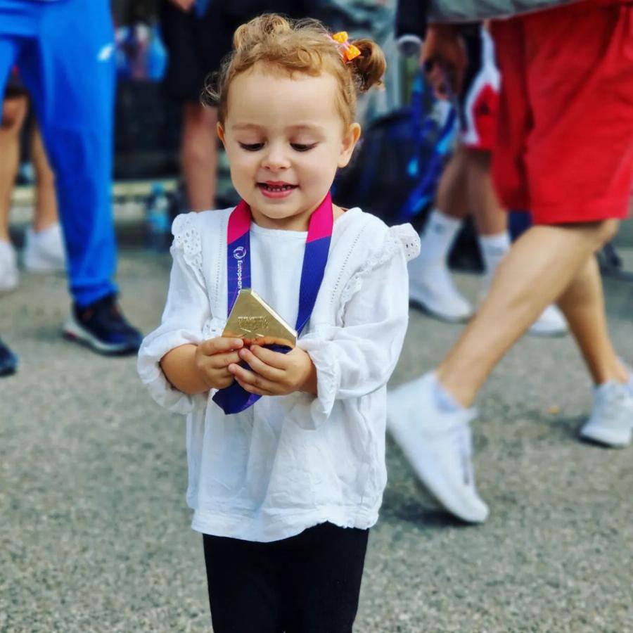 Έγραψε ιστορία και πάλι: Η τρυφερή φωτογραφία του Λευτέρη Πετρούνια με τη σύζυγο και τις κόρες του μετά το 6ο χρυσό