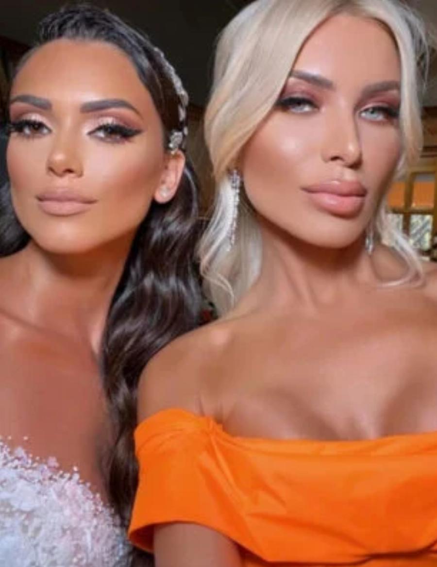 Όλα τα βλέμματα πάνω της στον γάμο: Η εμφάνιση της κουμπάρας Κατερίνας Καινούργιου που τους έκανε όλους να μιλάνε για αυτήν