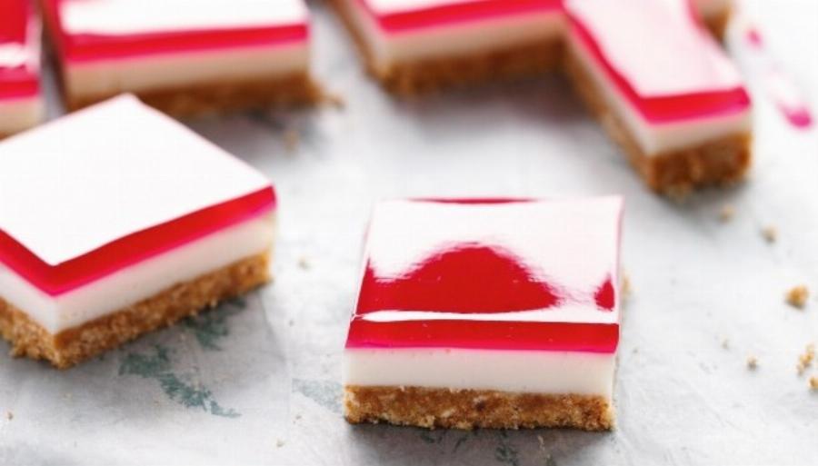 Για τους γλυκατζήδες: Δροσερό γλυκό ψυγείου με μπισκοτένια βάση, αφράτη κρέμα και επικάλυψη ζελέ