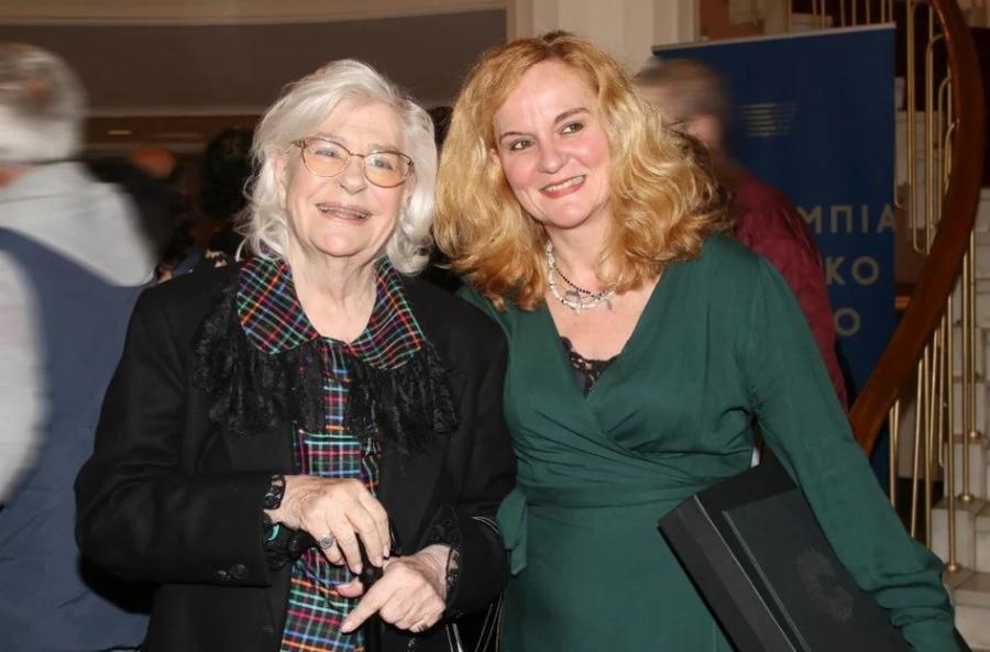 Πιο λαμπερή και γλυκιά από ποτέ η Κατερίνα Χέλμη: Σπάνια δημόσια εμφάνιση για την 82χρονη ηθοποιό – Καταχειροκροτήθηκε από το κοινό