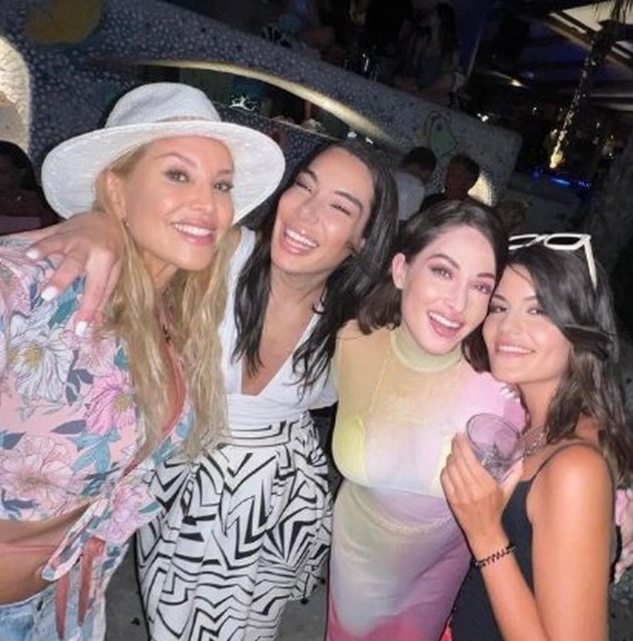 Τρισευτυχισμένη με το πιο όμορφο χαμόγελο: Η Ιωάννα Παλιοσπύρου μαζί με τις φίλες της στην Ιο, πιο λαμπερή από ποτέ