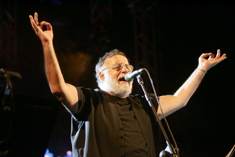 Θάνος Μικρούτσικος: Η δολοφονία που τον στιγμάτισε, οι 3 γάμοι, τα τέσσερα παιδιά, η μάχη με τον καρκίνο και το δημόσιο μήνυμα πριν το τέλος