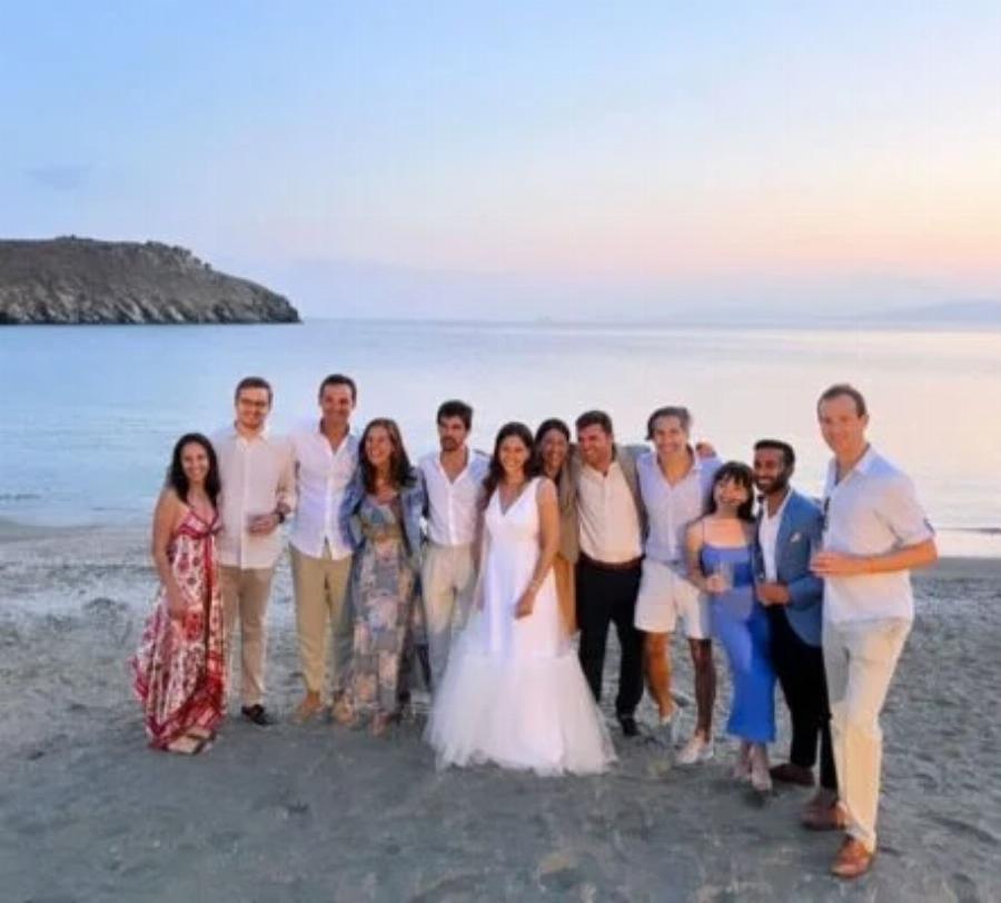 Τρικούβερτο γλέντι για την Πόπη Τσαπανίδου: Έγινε ο γάμος της Μαρίνας πάνω στην άμμο, με φόντο το απέραντο γαλάζιο