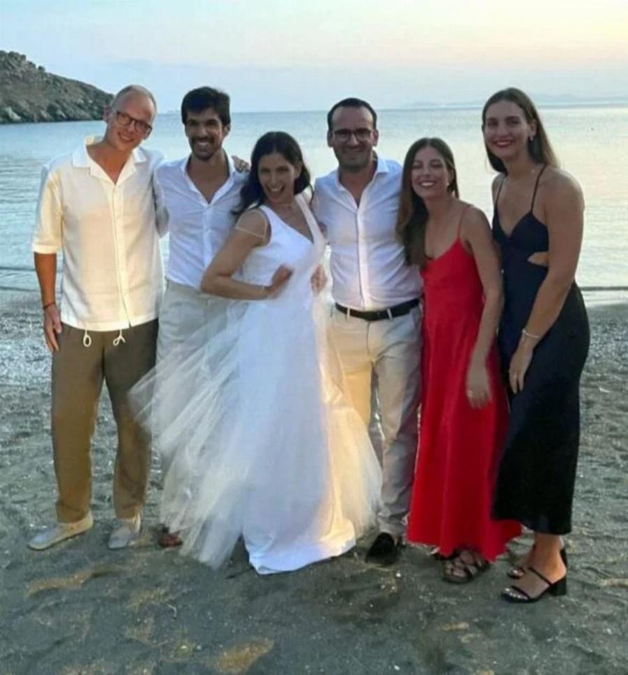 Τρικούβερτο γλέντι για την Πόπη Τσαπανίδου: Έγινε ο γάμος της Μαρίνας πάνω στην άμμο, με φόντο το απέραντο γαλάζιο