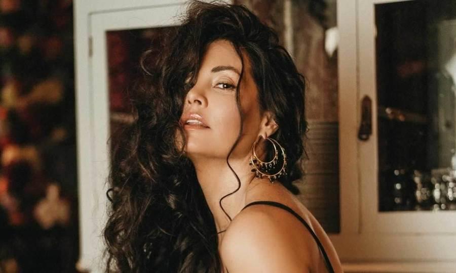 Βάζει κάτω όλες τις ινφλουένσερς: Η Μαρία Κορινθίου δείχνει τις ραγάδες στο στήθος της και στέλνει το δικό της μήνυμα