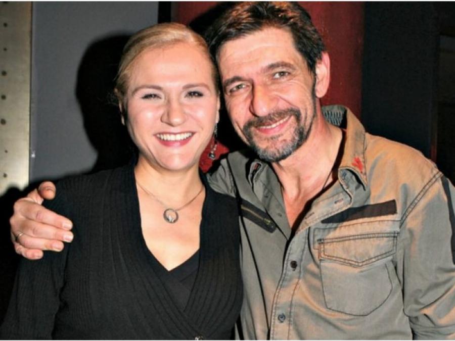 Η Όλγα Σκιαδαρέση ανεβάζει την θερμοκρασία στα ύψη: Η κόρη του Σκιαδαρέση και της Μάλφα ποζάρει γυμνή στη παραλία