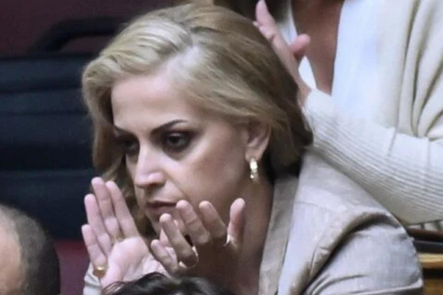 Καμία σχέση με την τραγουδίστρια που ξέραμε: Άλλος άνθρωπος η Ραλλία Χρηστίδου στη Βουλή