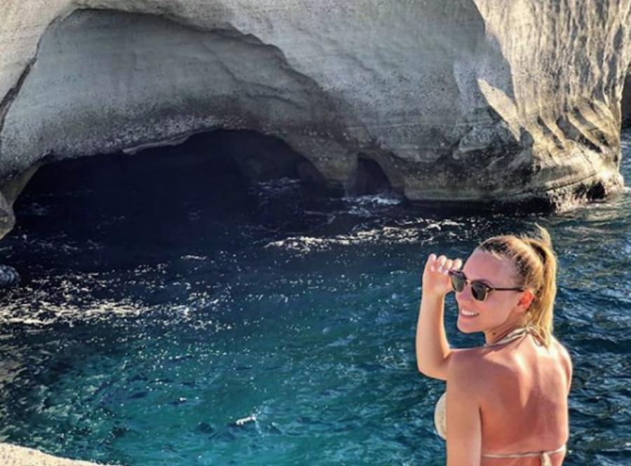 Λαμπερή και με κορμί λαμπάδα: Η Άννα Κορακάκη ποζάρει με μπικίνι και μας δείχνει τις άψογες αναλογίες της