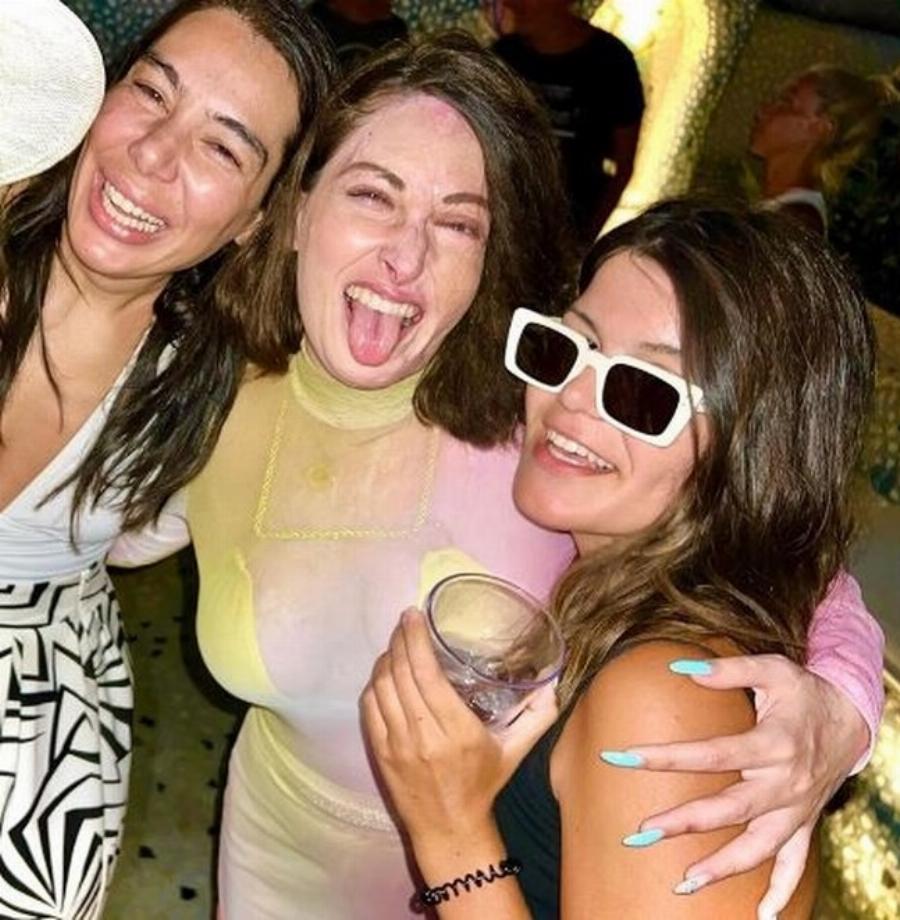 Τρισευτυχισμένη με το πιο όμορφο χαμόγελο: Η Ιωάννα Παλιοσπύρου μαζί με τις φίλες της στην Ιο, πιο λαμπερή από ποτέ