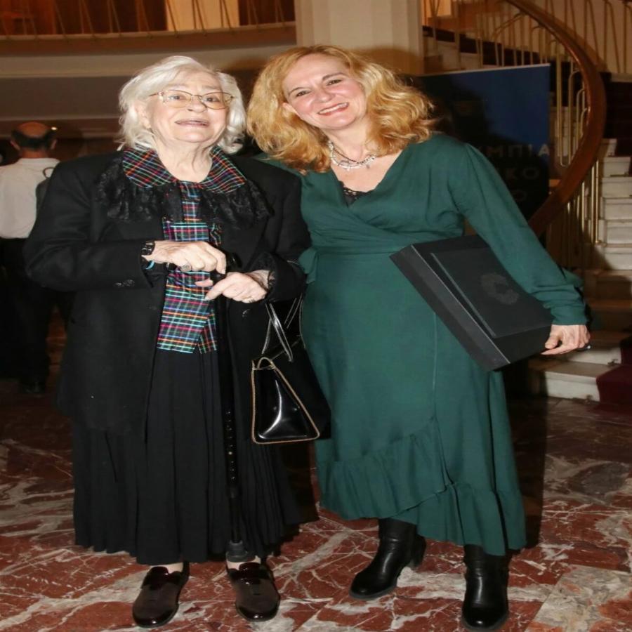 Πιο λαμπερή και γλυκιά από ποτέ η Κατερίνα Χέλμη: Σπάνια δημόσια εμφάνιση για την 82χρονη ηθοποιό – Καταχειροκροτήθηκε από το κοινό