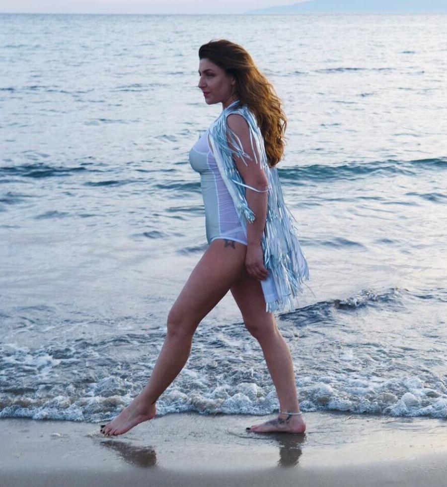 Γυναικάρα με τα όλα της η Έλενα Παπαρίζου: Οι πόζες με μαγιό χωρίς μακιγιάζ και με το τατουάζ της