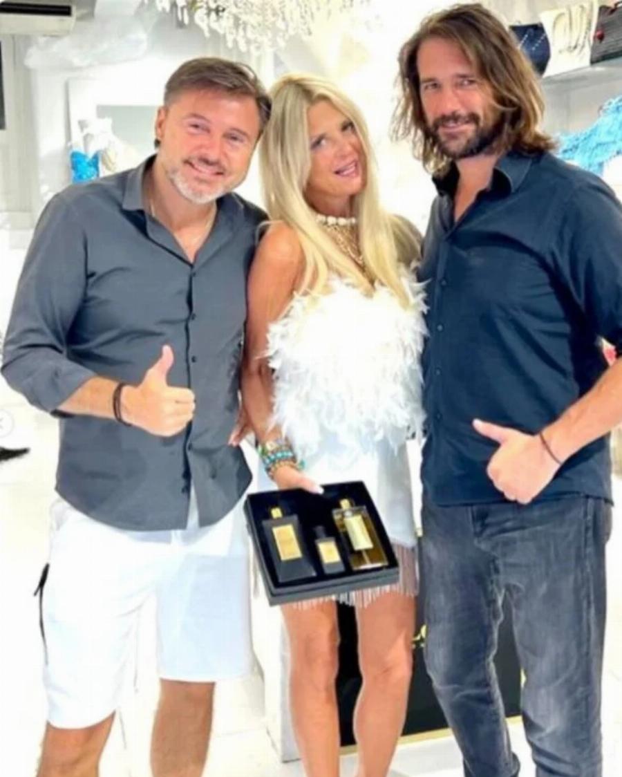 Ανακοίνωσαν τα ευχάριστα με μια ανάρτηση: Η Μαρίνα Πατούλη και ο Βλάσσης Χολέβας τρισευτυχισμένοι στη Μύκονο