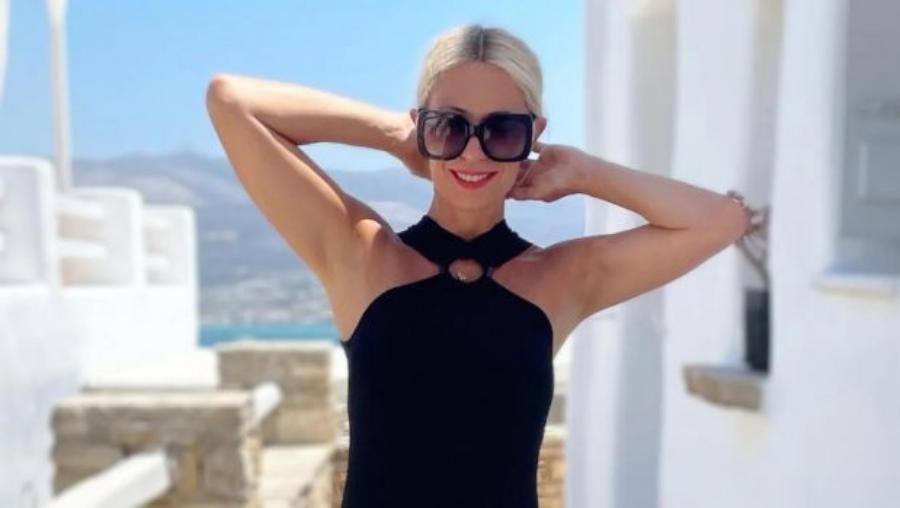 Κόβει την ανάσα στα 57 της: Η Μαρία Μπακοδήμου ποζάρει με μαύρο ολόσωμο μαγιό και ξετρελαίνει τους πάντες