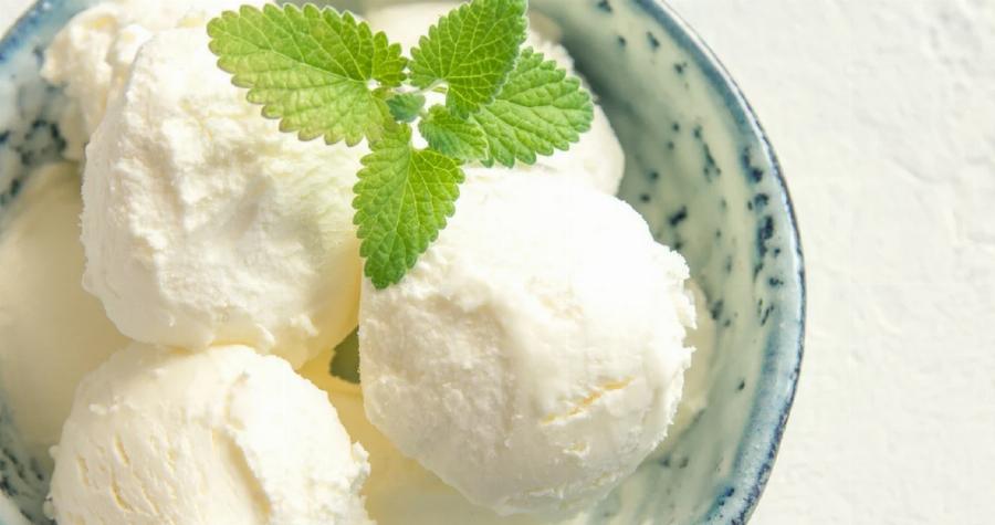 Θα σας δροσίσει μέσα στον καύσωνα: Παγωτό γιαούρτι με ζαχαρούχο γάλα και άλλα 2 υλικά, με ελάχιστες θερμίδες