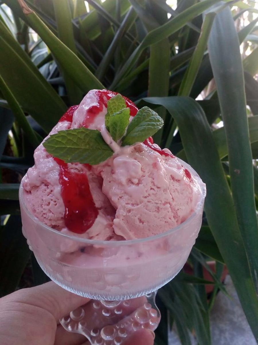 Το γιατρικό για τον καύσωνα: Σπιτικό παγωτό φράουλα με 3 υλικά και ελάχιστες θερμίδες