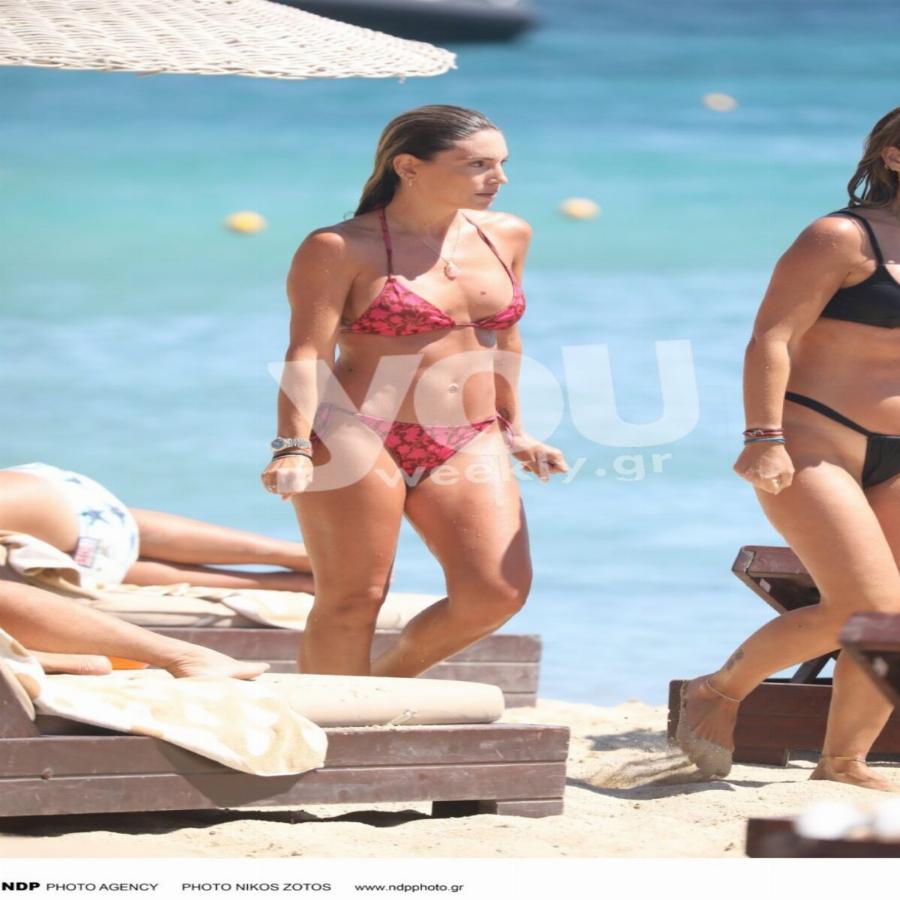 Αναστάτωσε τη Μύκονο: Οι αρετουσάριστες φωτογραφίες της Αθηνάς Οικονομάκου με κόκκινο μαγιό, θα πάθετε πλάκα