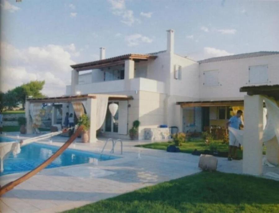 Στεφανίδου και Ευαγγελάτος: Ξέγνοιαστες καλοκαιρινές στιγμές στο εντυπωσιακό εξοχικό με πισίνα και θέα στην Χαλκίδα