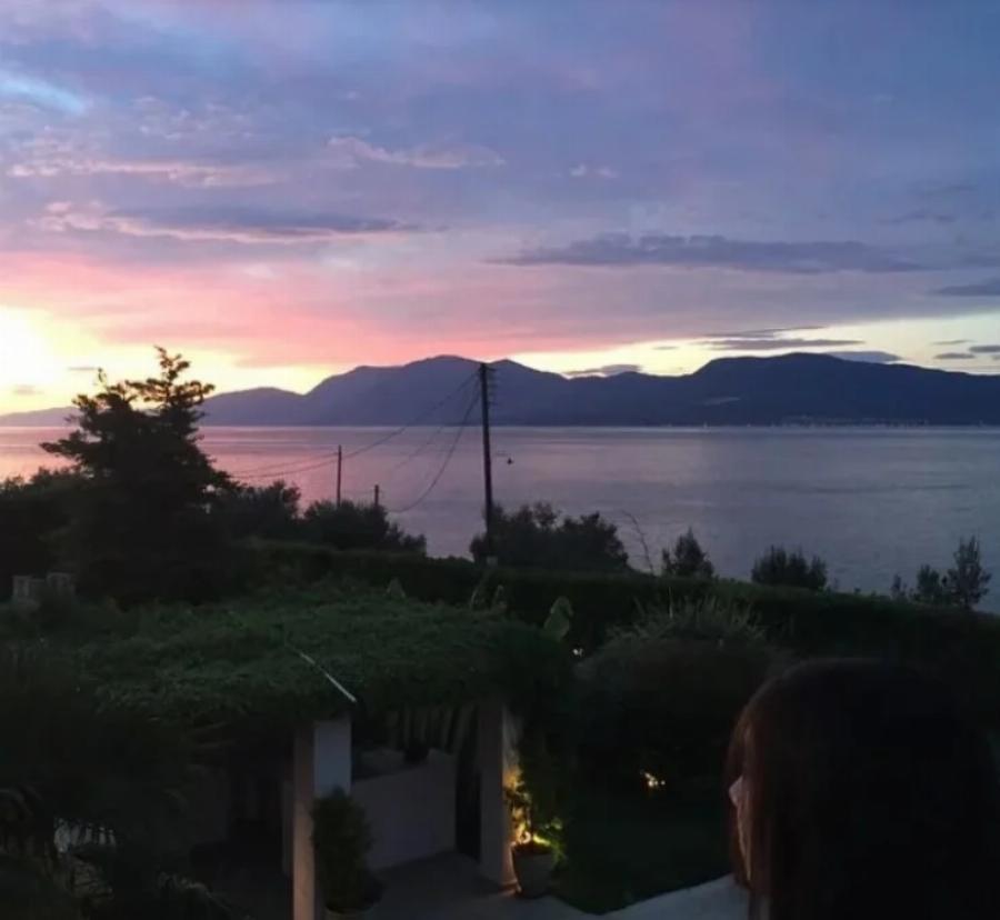 Στεφανίδου και Ευαγγελάτος: Ξέγνοιαστες καλοκαιρινές στιγμές στο εντυπωσιακό εξοχικό με πισίνα και θέα στην Χαλκίδα