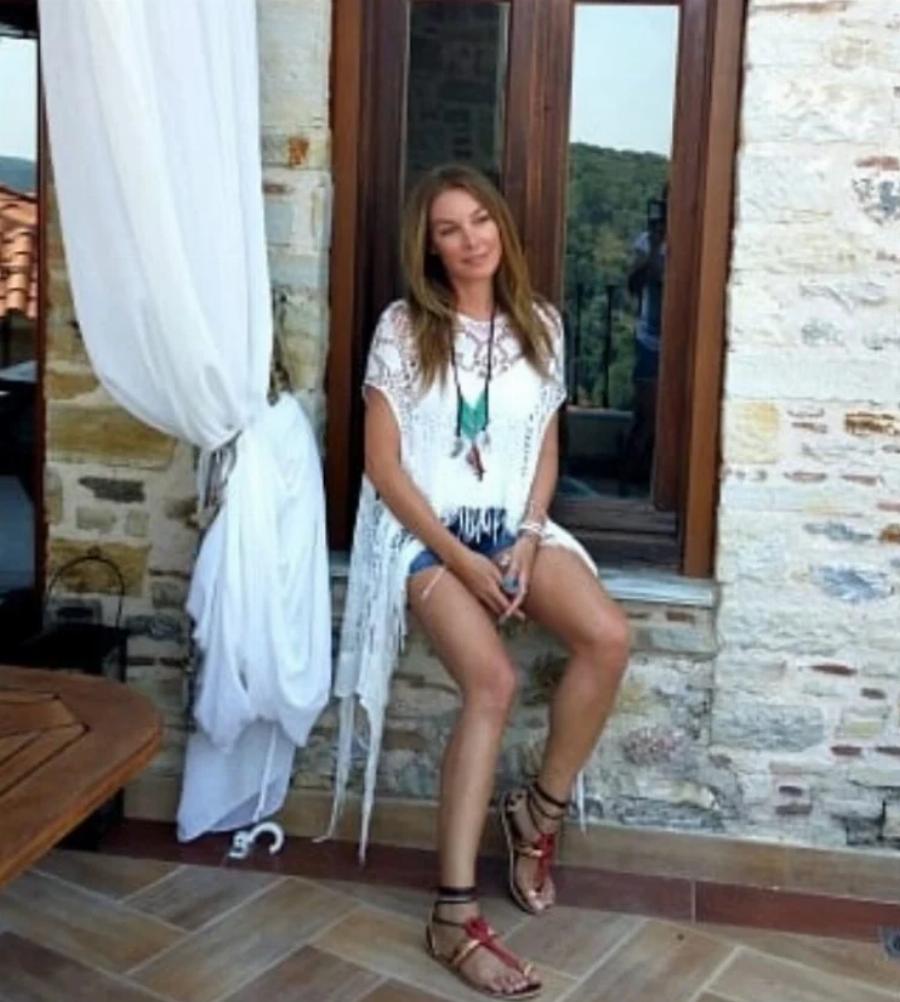 Στεφανίδου και Ευαγγελάτος: Ξέγνοιαστες καλοκαιρινές στιγμές στο εντυπωσιακό εξοχικό με πισίνα και θέα στην Χαλκίδα