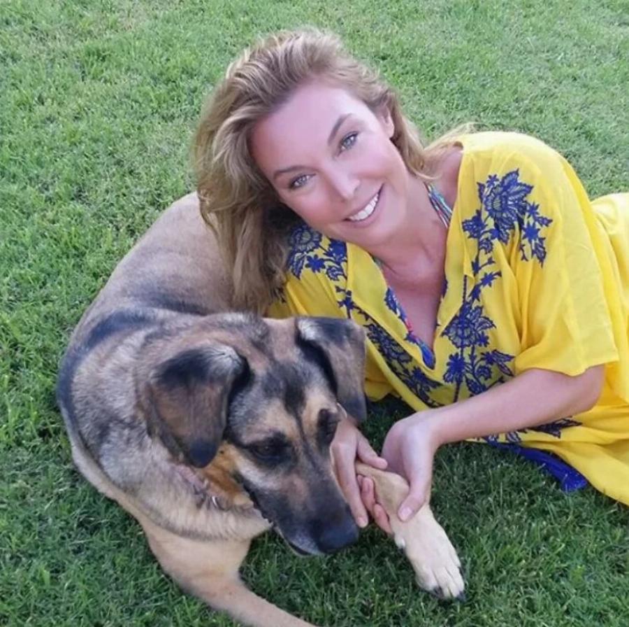 Στεφανίδου και Ευαγγελάτος: Ξέγνοιαστες καλοκαιρινές στιγμές στο εντυπωσιακό εξοχικό με πισίνα και θέα στην Χαλκίδα