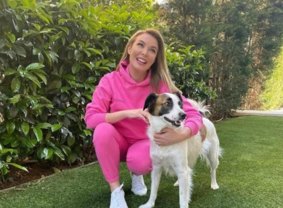 Στεφανίδου και Ευαγγελάτος: Ξέγνοιαστες καλοκαιρινές στιγμές στο εντυπωσιακό εξοχικό με πισίνα και θέα στην Χαλκίδα