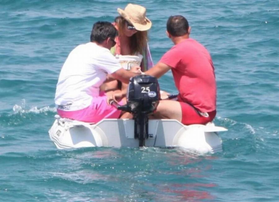 Στεφανίδου και Ευαγγελάτος: Ξέγνοιαστες καλοκαιρινές στιγμές στο εντυπωσιακό εξοχικό με πισίνα και θέα στην Χαλκίδα