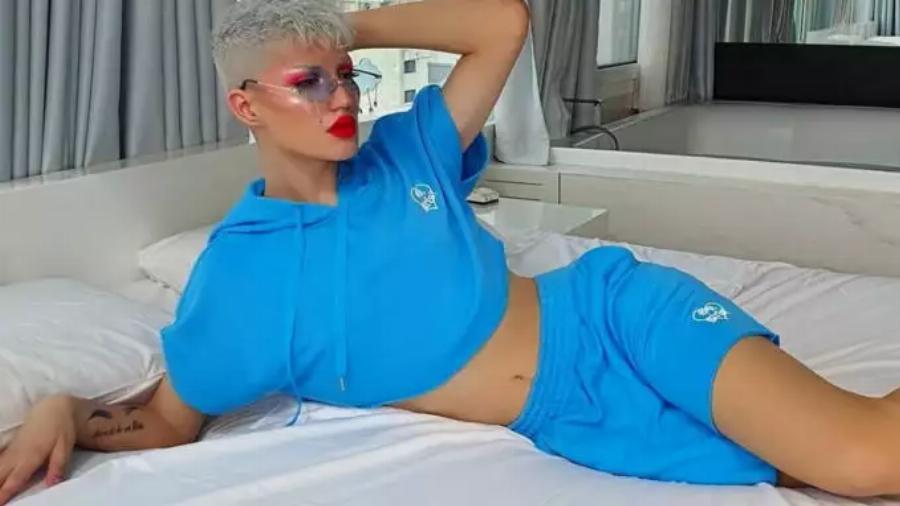 «Γκρεμίστηκαν» τα σοκάκια της Μυκόνου με την εμφάνιση του: Ο Θέμης Κανέλλος του Big Brother με μπικίνι και μίνι ροζ φούστα