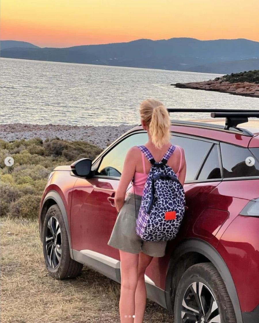 Σε καλοκαιρινό mood η Ζέτα Μακρυπούλια μας κόβει την ανάσα: Χωρίς ίχνος μακιγιάζ και μαυρισμένη ποζάρει με φόντο το απέραντο γαλάζιο