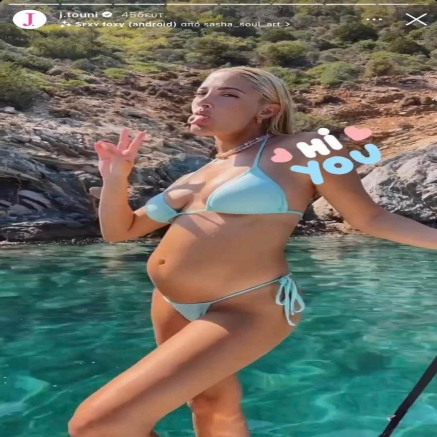 Η Ιωάννα Τούνη με φουσκωμένη την κοιλίτσα: Φόρεσε το μπικίνι της και ποζάρει πάνω στο σκάφος στον 5ο μήνα της εγκυμοσύνης