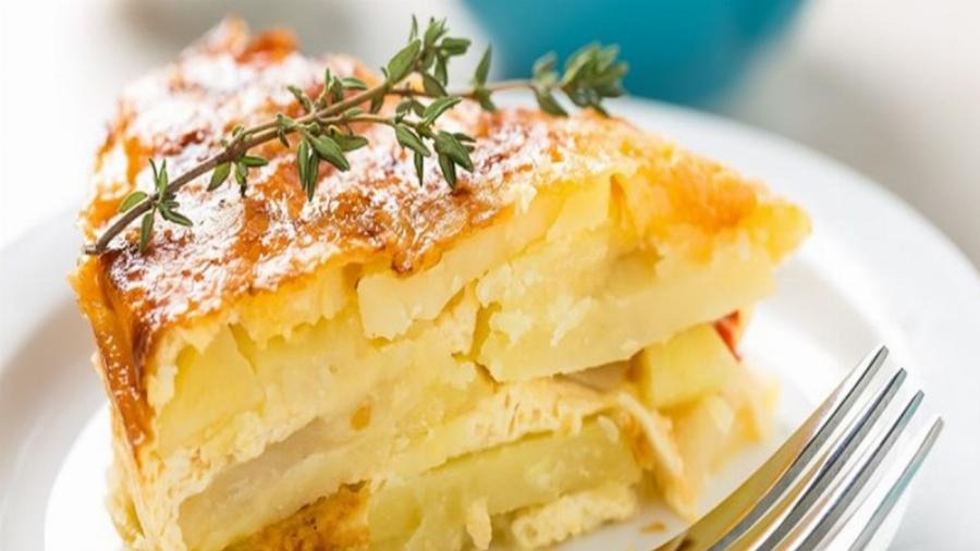 Για το γιορτινό τραπέζι: Εύκολη συνταγή για τυρόπιτα με πατάτα, γιαούρτι και 2 τυριά, δεν θα μείνει ούτε ψίχουλο στο ταψί