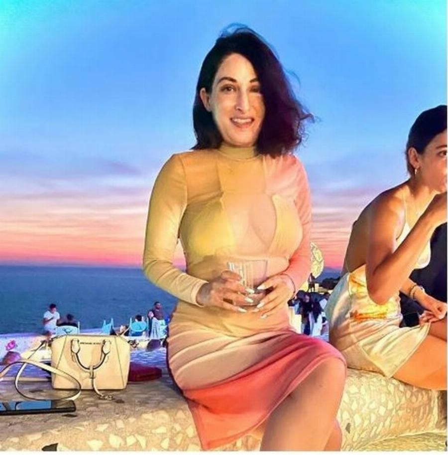 Τρισευτυχισμένη με το πιο όμορφο χαμόγελο: Η Ιωάννα Παλιοσπύρου μαζί με τις φίλες της στην Ιο, πιο λαμπερή από ποτέ