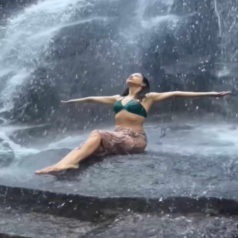 Ζει το όνειρο η Κατερίνα Γερονικολού στο Μπαλί: Ποζάρει με πράσινο μπικίνι κάτω από τους πελώριους καταρράκτες και μας αφήνει με το στόμα ανοιχτό