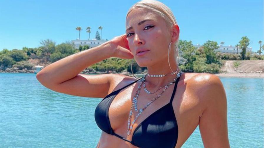 Χωρίς ίχνος μακιγιάζ και ηλιοκαμένη: Ποζάρει πάνω σε χλιδάτο σκάφος και με αποκαλυπτικό μπικίνι η Ελένη Μενεγάκη