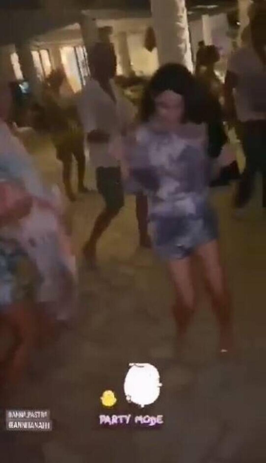 Πιο ευτυχισμένη από ποτέ η Ιωάννα Παλιοσπύρου: Παρέα με την Αννίτα Ναθαναήλ στην Ίο χορεύουν ξέφρενα