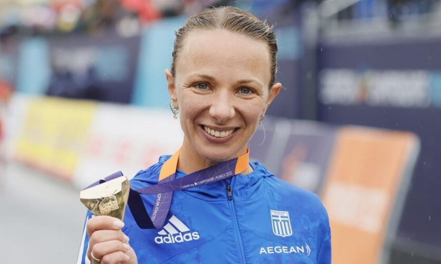 Το φαινόμενο που λέγεται Αντιγόνη Ντρισμπιώτη: Της έκοψαν το επίδομα λόγω ηλικίας, αλλά θα πάνε στο αεροδρόμιο να την αποθεώσουν