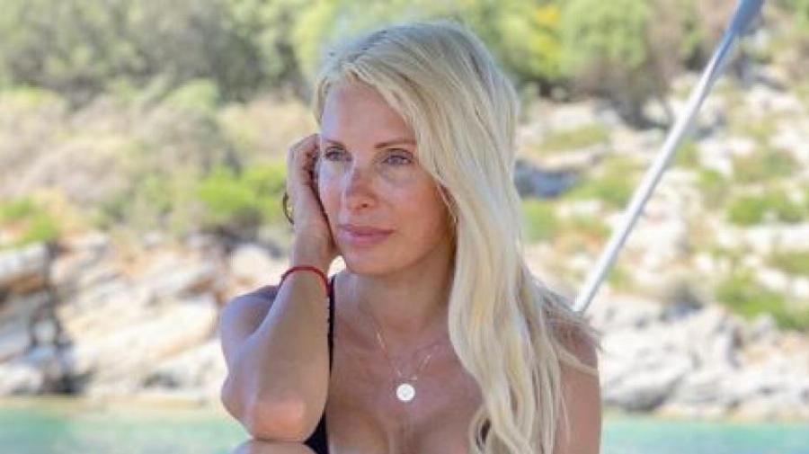 Το κρατάει κρυφό και κυκλοφορεί μόνο με ένα σπάνιο στιγμιότυπο: Αυτό είναι το πατρικό σπίτι της Ελένης Μενεγάκη