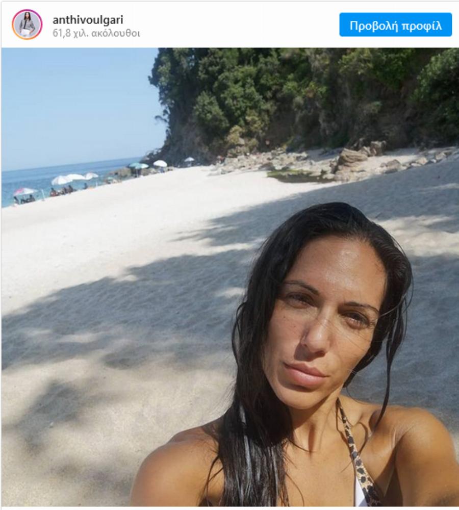 Με αναλογίες μοντέλου και μαυρισμένη: Η Ανθή Βούλγαρη με ολόσωμο μαγιό και χωρίς ρετούς