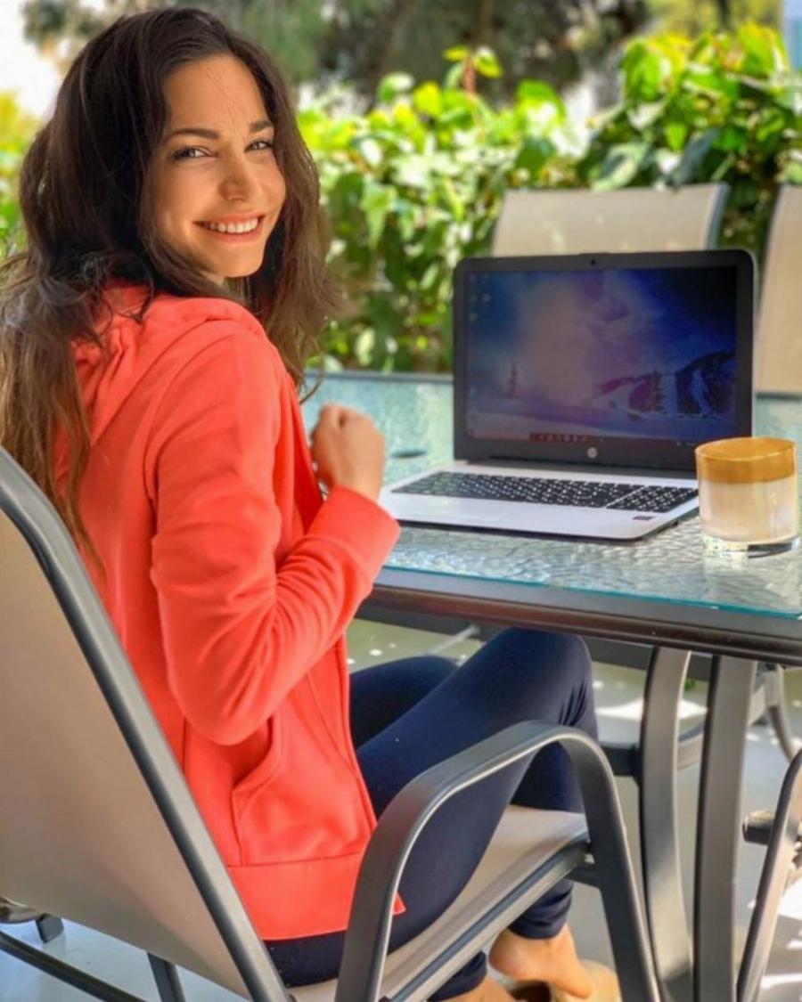 Κατερίνα Γερονικολού και Γιάννης Τσιμιτσέλης: Αυτό είναι το σικ και καλόγουστο σπίτι που στεγάζουν τον έρωτα τους