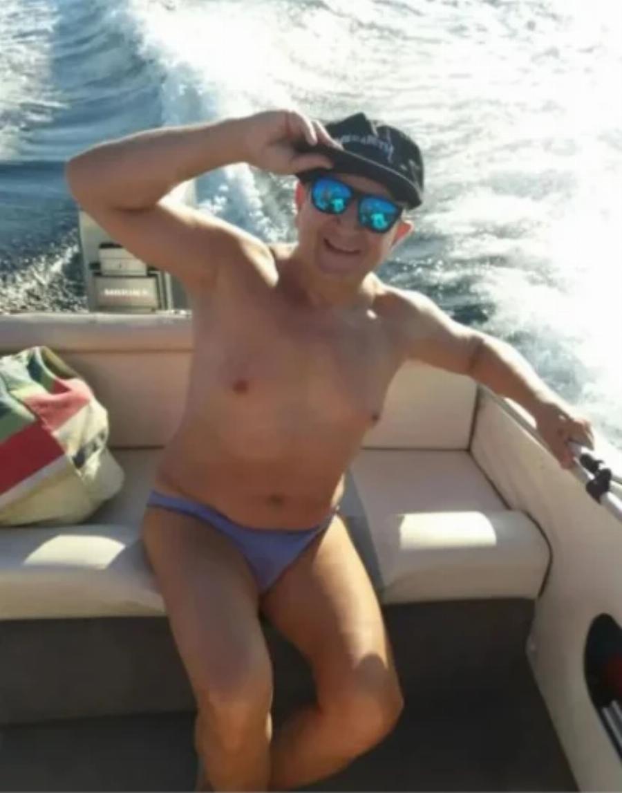 Όλα τα βλέμματα πάνω στον Σπύρο Μπιμπίλα: Φόρεσε το μαγιό του και πόζαρε πάνω σε βάρκα