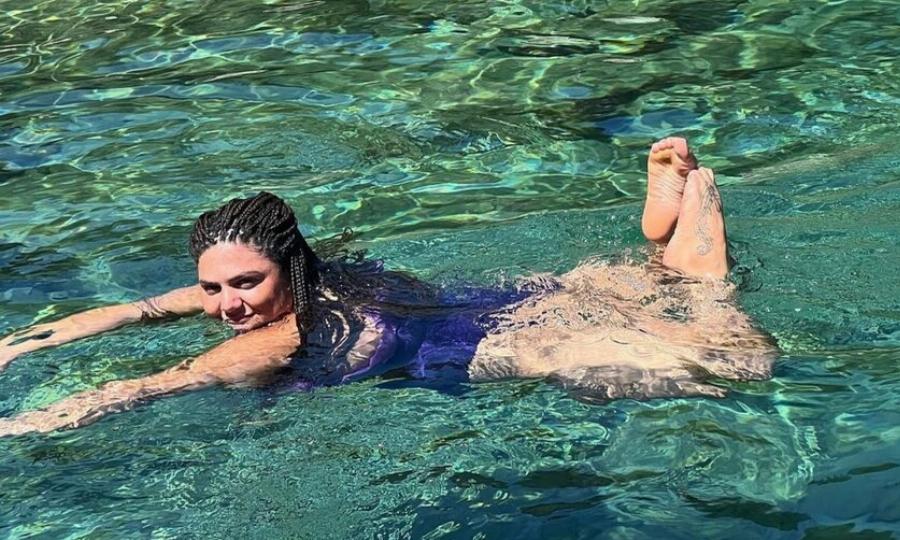 Το καλοκαίρι είναι για την Δανάη Μπάρκα: Πασαλείφτηκε με άργιλο και ποζάρει στην παραλία όλο νάζι