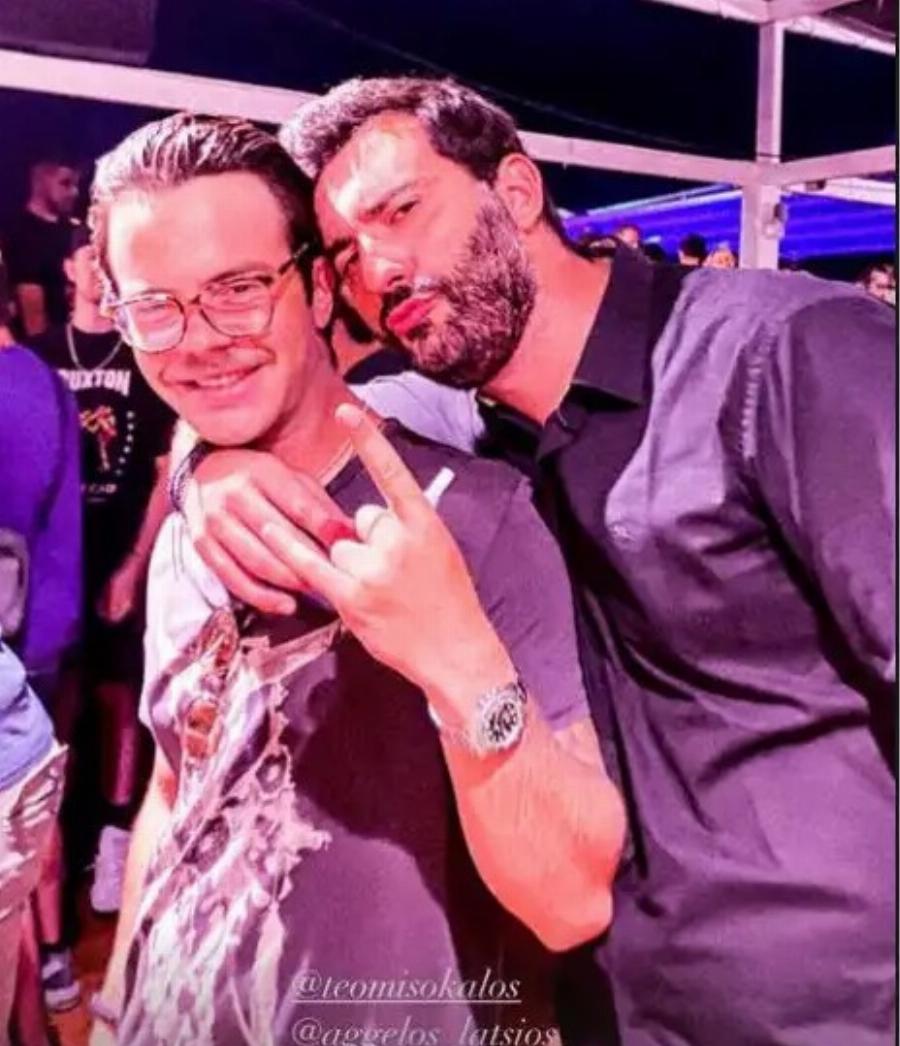 Αγνώριστος ο Άγγελος Λάτσιος: Στην Άνδρο με την Γαία Μερκούρη και τον Θοδωρή Μισόκαλο