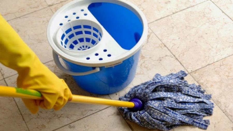 Το τέλειο κόλπο: Έτσι θα εξαφανίσετε την άσχημη μυρωδιά μετά το σφουγγάρισμα με 1 μόνο υλικό