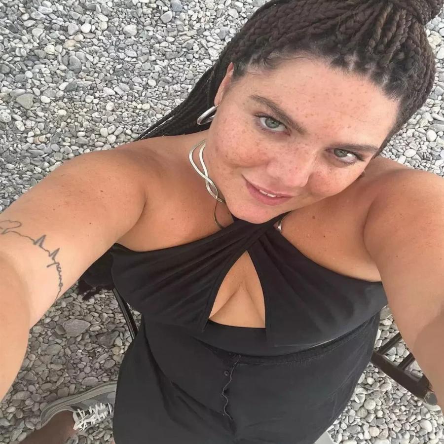 Kαυτό καλοκαίρι για 11 Ελληνίδες διάσημες: Ποζάρουν με το μαγιό αμακιγιάριστες και δείχνουν την σιλουέτα τους