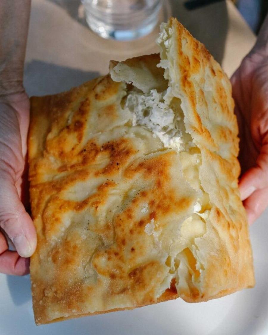 «Μηλίνα» σαν λουκούμι: Η παραδοσιακή εβρίτικη τυρόπιτα με φέτα και πέτουρα