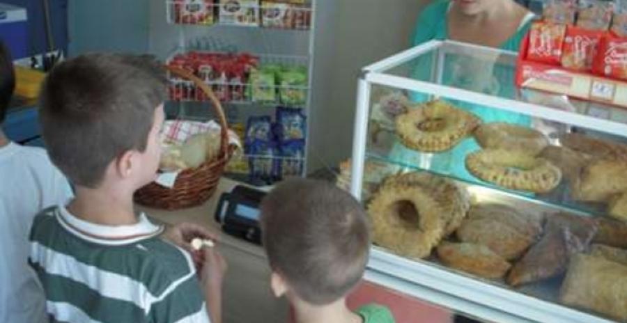 Εξομολόγηση μητέρας: «Η ιδιοκτήτρια του κυλικείου που δεν έδινε νερό στην κόρη μου για να μην της χρωστάνε στο τέλος της χρονιάς»