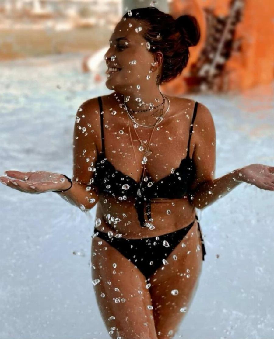 Γυναικάρα με τα όλα της η Σίσσυ Χρηστίδου: Η φωτογραφία που προκάλεσε χαμό με μαύρο μπικίνι και τέλειες αναλογίες